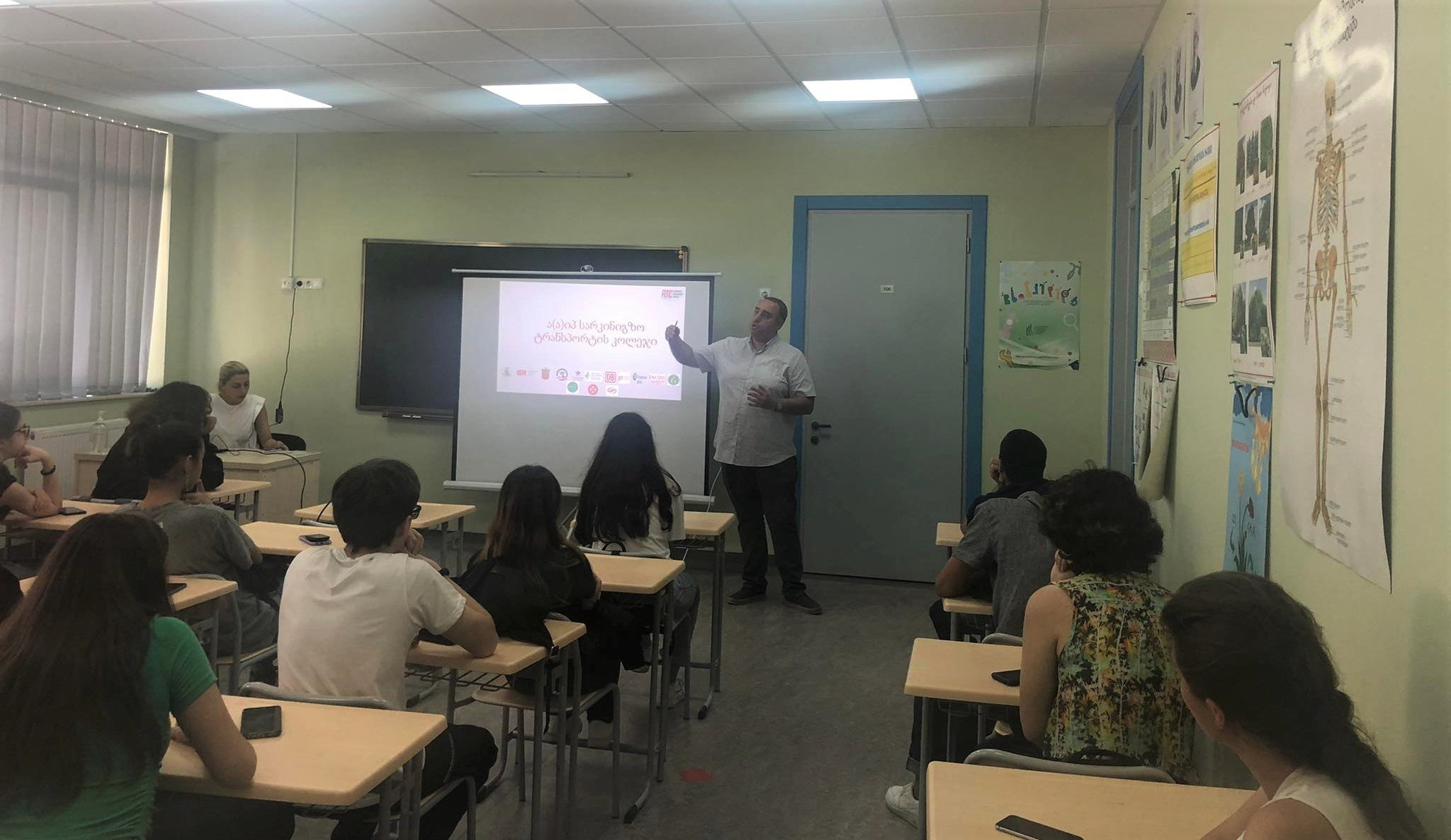 საინფორმაციო შეხვედრა სკოლის მოსწავლეებთან